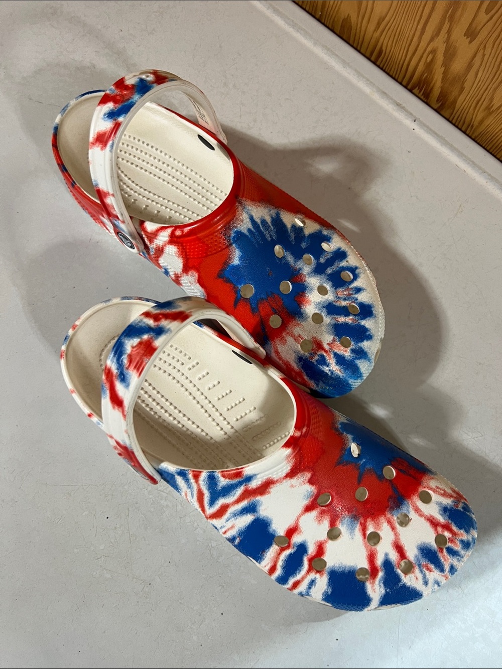 CROCS Tie-Dye Classic Clog in Red White Blue M10/W12 - Picture 15 of 16
